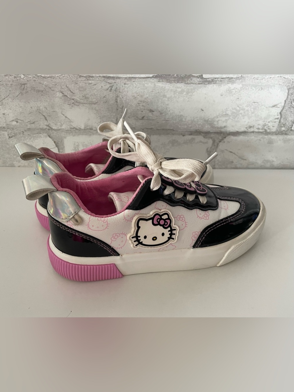 Toddler girls Hello Kitty Black, White & Pink Kids Sneakers with Iridescent Heel